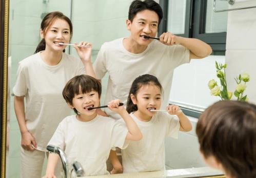 睡前不刷牙,有感染心內(nèi)膜炎的風(fēng)險(xiǎn)