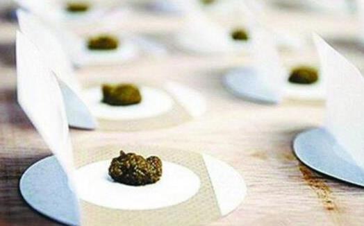 三伏貼中間的紙要拿掉嗎?三伏貼生病期間可以貼嗎