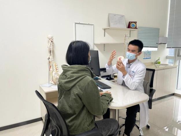 深圳龍脊康黃耿沛主任:脊柱側(cè)彎如何科學(xué)預(yù)防