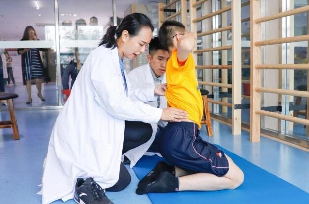 龍脊康杜惠玲主任:脊柱側彎做訓練時,為什么要看鏡子來做?