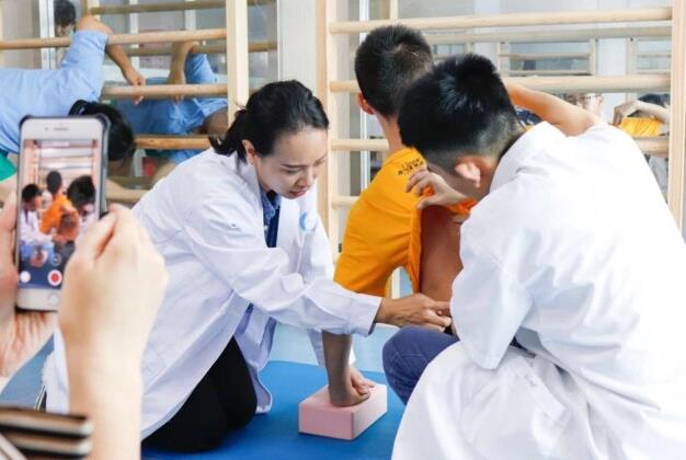 龍脊康杜惠玲主任:脊柱側彎做訓練時,為什么要看鏡子來做?