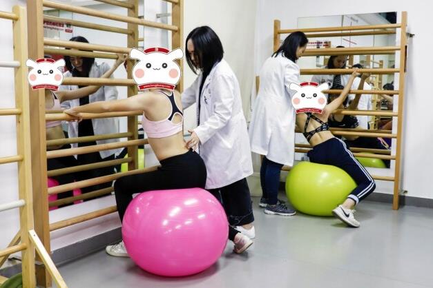 龍脊康杜惠玲主任:脊柱側彎做訓練時,為什么要看鏡子來做?