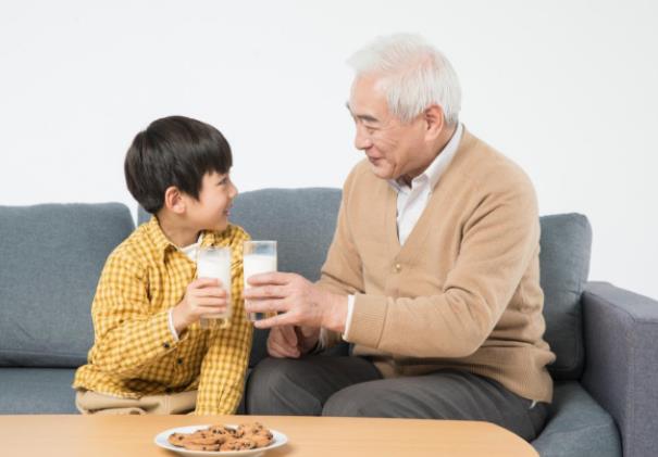 普通人、孕婦、老年人每天需要多少鈣?骨頭里的鈣會隨著年齡增長而流失嗎?