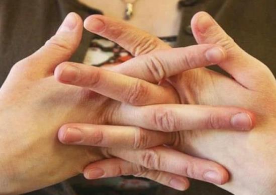 手指被自己掰粗了可以恢復嗎?掰手指關節(jié)響有沒有危害