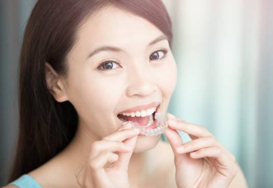 戴牙套吃飯?jiān)趺茨懿蝗?戴牙套一直疼怎么辦