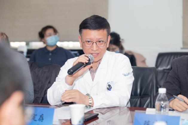 杭州市整形美容行業(yè)協(xié)會(huì)積極開展征詢工作,杭州市一主任醫(yī)師張菊芳主持會(huì)議