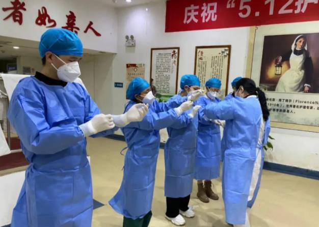 再出發(fā),西安東大肛腸醫(yī)院奔赴鐵一中開展核酸采集工作
