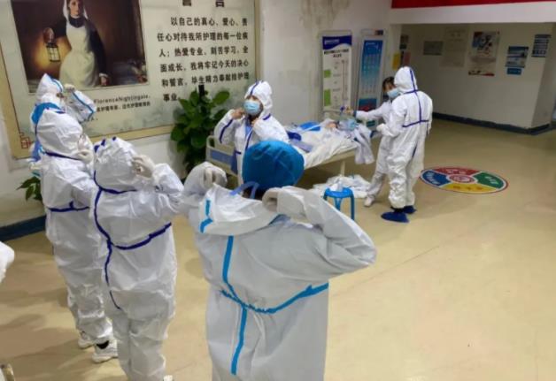 再出發(fā),西安東大肛腸醫(yī)院奔赴鐵一中開展核酸采集工作