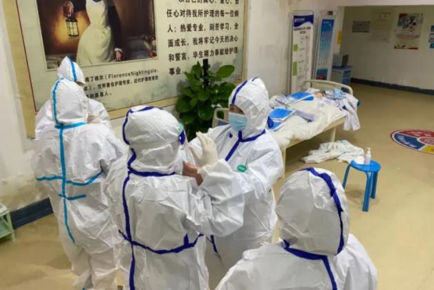 再出發(fā),西安東大肛腸醫(yī)院奔赴鐵一中開展核酸采集工作