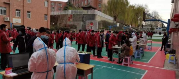 再出發(fā),西安東大肛腸醫(yī)院奔赴鐵一中開展核酸采集工作