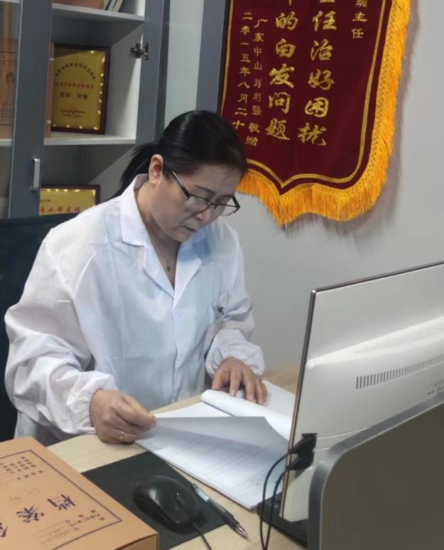 年輕小伙親身體會!瑜仁中醫(yī)館醫(yī)何瑜60天治療白發(fā)