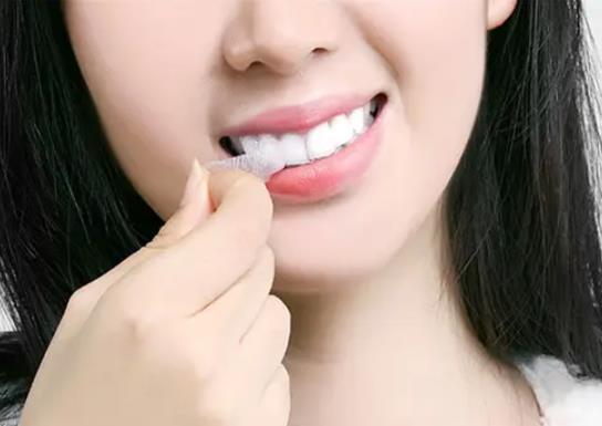 美白牙貼貼完多久可以刷牙?美白牙貼有口味水怎么辦