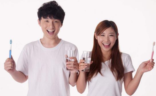 姑娘把22顆牙刷壞 全因牙齒護理不當(dāng)所致