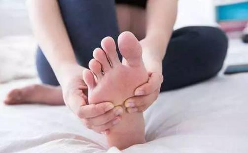 導(dǎo)致抽筋的原因是什么 運(yùn)動的時(shí)候抽筋該怎么辦