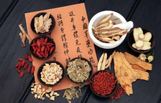 煎中藥之前為什么要用冷水浸泡?中藥浸泡多長時(shí)間最好