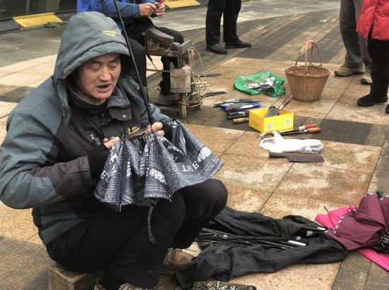 弘揚(yáng)雷鋒精神南京京科醫(yī)院社區(qū)義診送健康