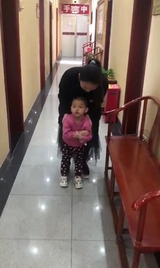 新聞:干細胞治療腦癱效果明顯,4歲男童重新站立