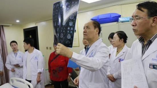 昆明軍海腦科醫(yī)院案例:原來(lái)9歲女孩不斷揪自己頭發(fā)是因?yàn)榈昧藦?qiáng)迫癥