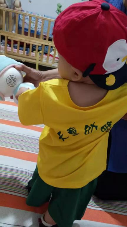 情暖人間 天童幼兒園代表到院看望先心寶寶并送上愛心物資