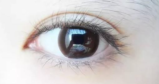 美瞳著色直徑13.6大嗎?美瞳為什么會跑到眼球上面