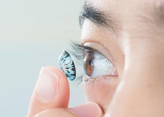 怎么選擇適合自己直徑的美瞳?隱形眼鏡滑片了取不出來(lái)怎么辦