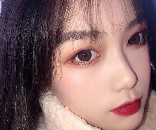 在外面美瞳掉出來了怎么辦?什么情況下美瞳會(huì)掉出來