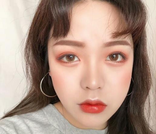 美瞳越戴越模糊是怎么回事?隱形眼鏡怎么泡護(hù)理液