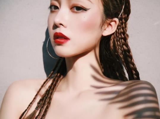 戴了美瞳怎么化妝?半月拋用之前要不要泡護(hù)理液
