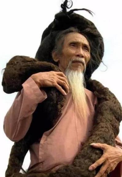世界上頭發(fā)最長(zhǎng)的男人,越南老人頭發(fā)長(zhǎng)6.8米,50年沒剪
