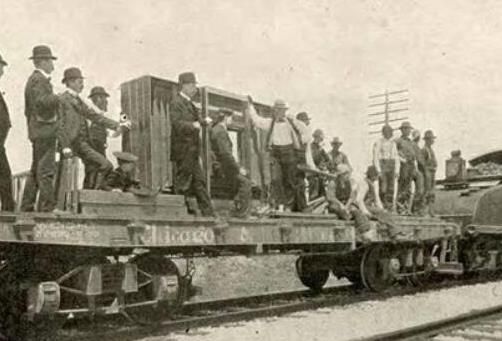 世界上最大的照相機,長6米重635公斤為拍火車而產(chǎn)