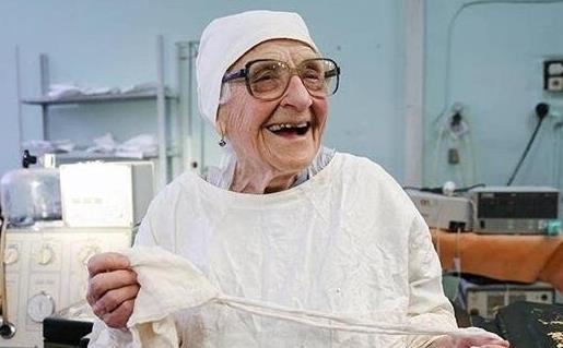 世界最老外科醫(yī)生,90歲的老醫(yī)生仍堅(jiān)持持每周四次手術(shù)