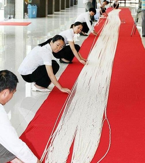 世界最長的珍珠項(xiàng)鏈,316474顆珍珠組成的項(xiàng)鏈長達(dá)2000多米