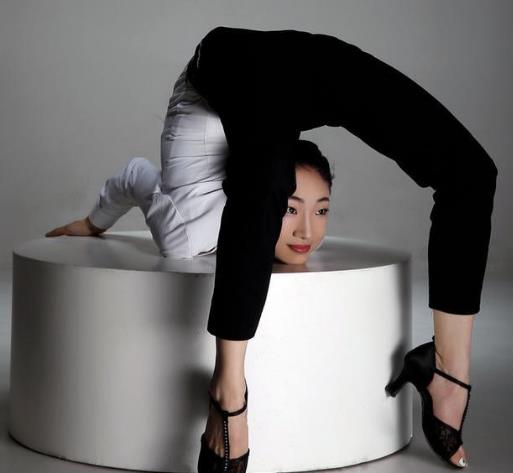 中國第一柔術(shù)女王劉藤 完爆各路“一字馬”女神 解鎖姿勢最多的女人