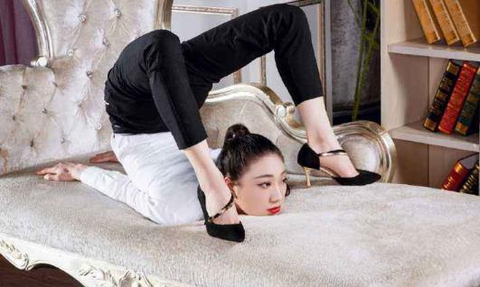 中國第一柔術(shù)女王劉藤 完爆各路“一字馬”女神 解鎖姿勢最多的女人