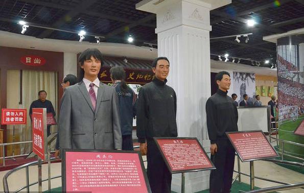 國(guó)內(nèi)最丑蠟像館,不看展示牌都不知道他們是誰(shuí)!