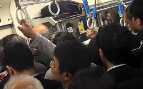 世界上最擠的地鐵 東京地鐵曾經(jīng)靠人推才能上車