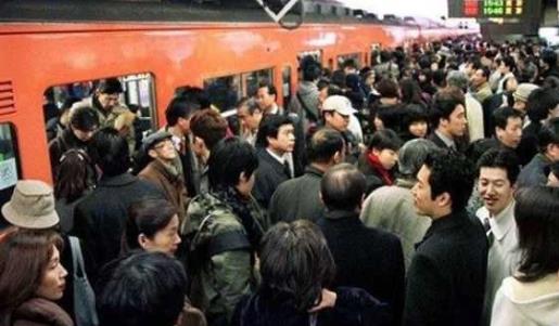 世界上最擠的地鐵 東京地鐵曾經(jīng)靠人推才能上車