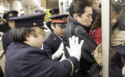 世界上最擠的地鐵 東京地鐵曾經(jīng)靠人推才能上車