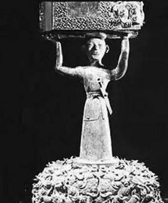 世界首次發(fā)現(xiàn)的鐘虡銅人 1978年湖北出土銅人形立柱
