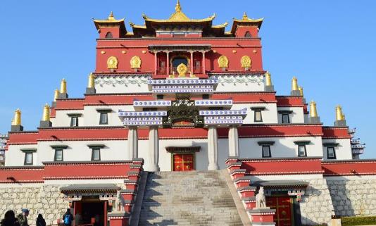 世界最珍貴的室內(nèi)墓群 靈塔由黃金、翡翠等珠寶鑲嵌裝飾