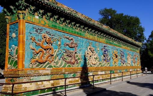 世界唯一的雙面琉璃九龍壁 北海的九龍壁上共計(jì)有龍635條