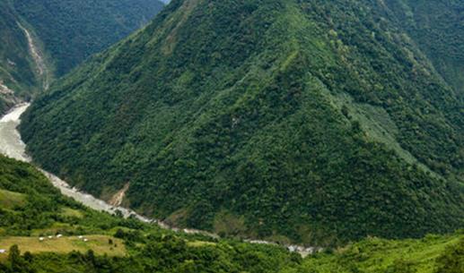 世界最深的險峽 雅魯藏布兩側(cè)山峰頂部與谷底上下高約6000米