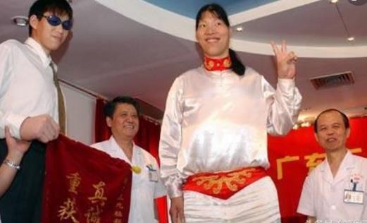 世界上最高的女性 中國姚德芬身高2.36米(世界第一女巨人)
