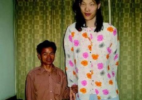 世界上最高的女性 中國姚德芬身高2.36米(世界第一女巨人)