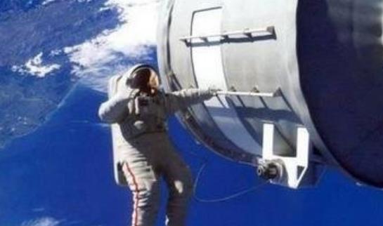 人類首次太空行走 1965年3月18日列昂諾夫進(jìn)入太空飛行
