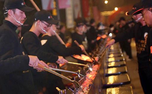 世界上最長(zhǎng)的烤串 河北廊坊喜來(lái)登酒店作出194.5米長(zhǎng)烤串