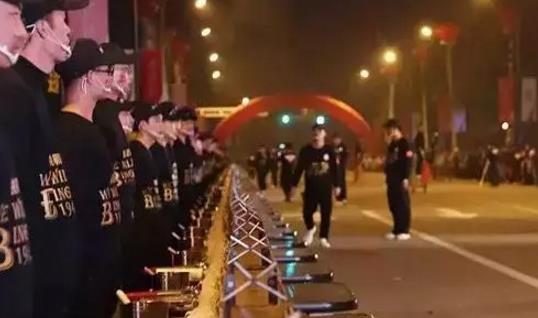 世界上最長(zhǎng)的烤串 河北廊坊喜來(lái)登酒店作出194.5米長(zhǎng)烤串