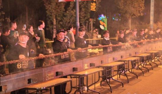 世界上最長(zhǎng)的烤串 河北廊坊喜來(lái)登酒店作出194.5米長(zhǎng)烤串