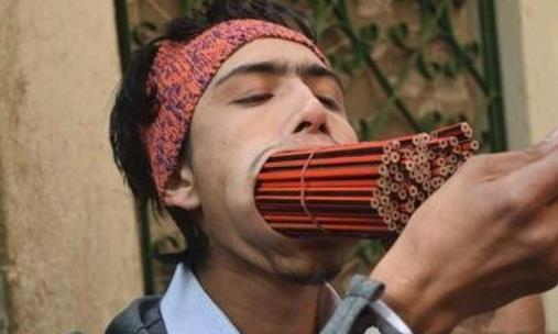 世界第一大嘴易主 男子口含138根鉛筆破吉尼斯記錄
