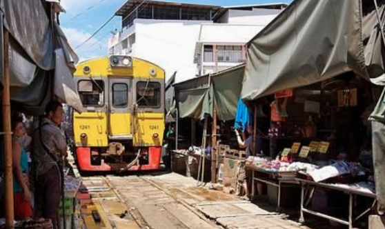 世界最危險的菜市場 公車每天橫穿美功菜市場8次